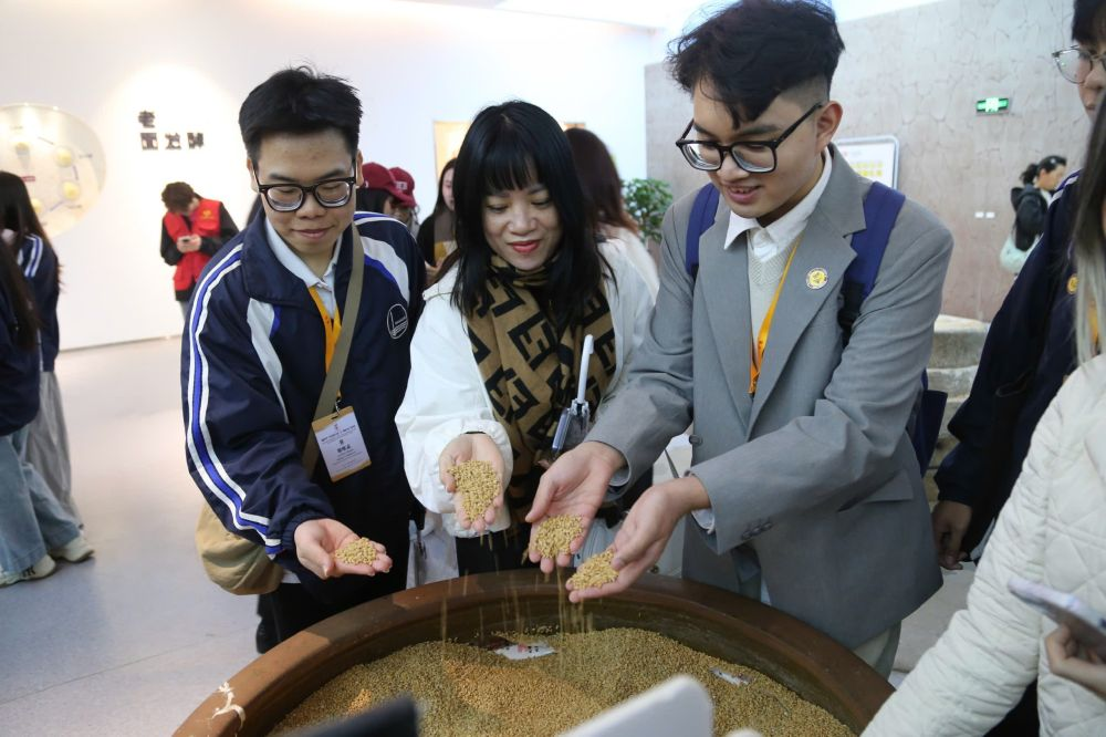 2026年3月30日，參加“紅色研學(xué)之旅”的越南青年在河北參觀新農(nóng)村建設(shè)。
