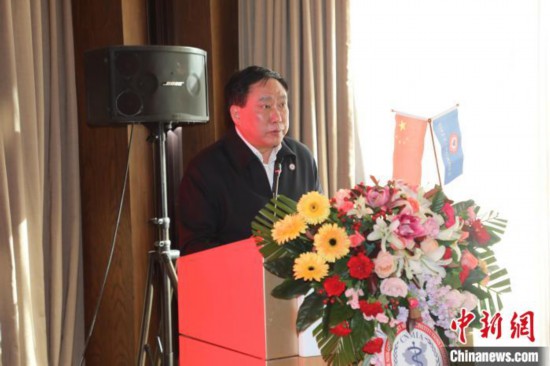 圖為中國非公立醫(yī)療機構協(xié)會常務副會長兼秘書長郝德明致辭?！№n相澤 攝