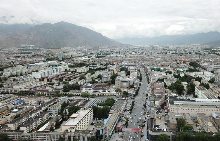 8?10日無人機(jī)拍攝的拉薩城市一景?新華社記?? 王益? ?.jpg