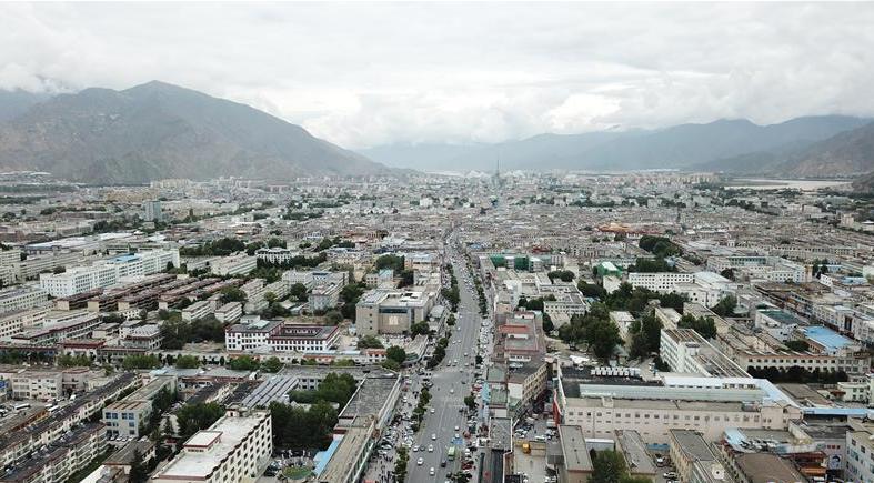 8?10日無人機(jī)拍攝的拉薩城市一景?新華社記?? 王益? ?.jpg