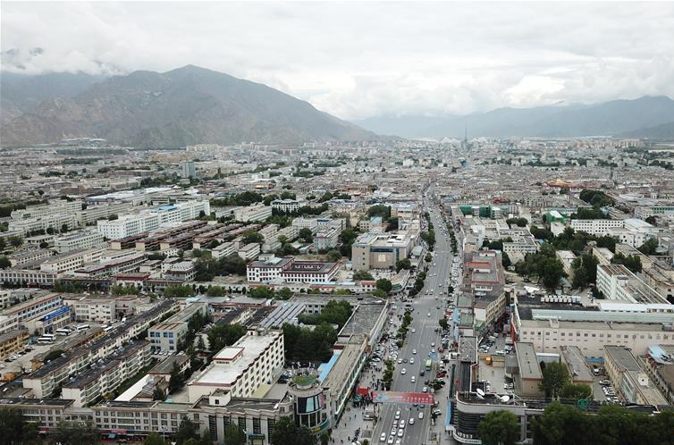 8?10日無人機(jī)拍攝的拉薩城市一景?新華社記?? 王益? ?.jpg