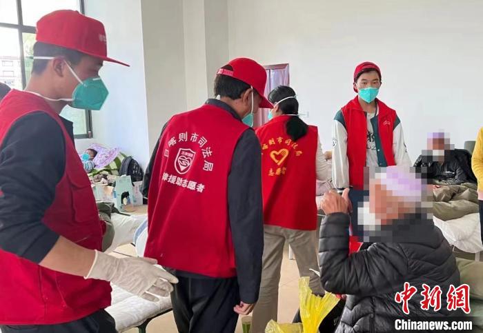 圖為得到妥善安置周到的服務(wù)，患者向志愿者豎起大拇指?！∪湛t市委宣傳部供圖