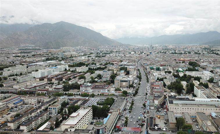 8?10日無人機(jī)拍攝的拉薩城市一景?新華社記?? 王益? ?.jpg