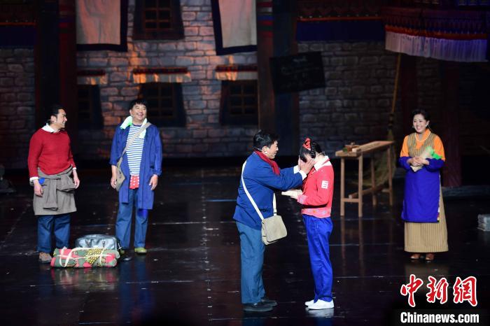 圖為西藏本土話劇《八廓街北院》演出現(xiàn)場?！∝暩聛硭?攝