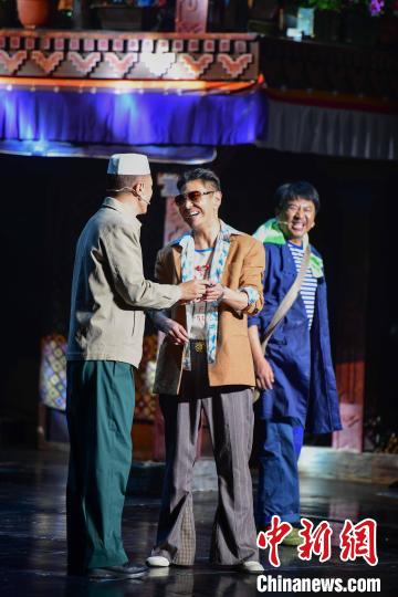 圖為西藏本土話劇《八廓街北院》演出現(xiàn)場。　貢嘎來松 攝