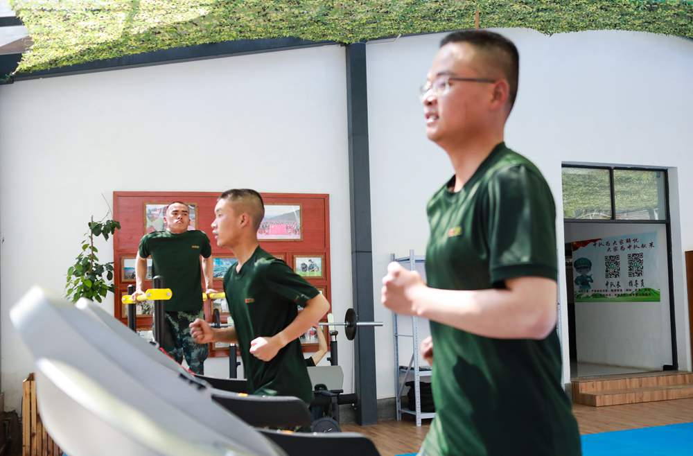 官兵正在新配發(fā)的跑步機上運動。