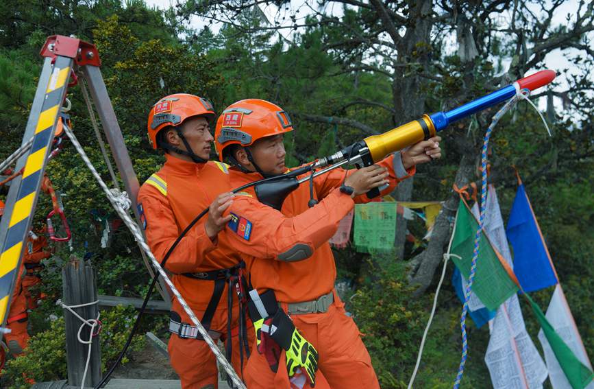 發(fā)射拋投器 。西繞拉翁攝