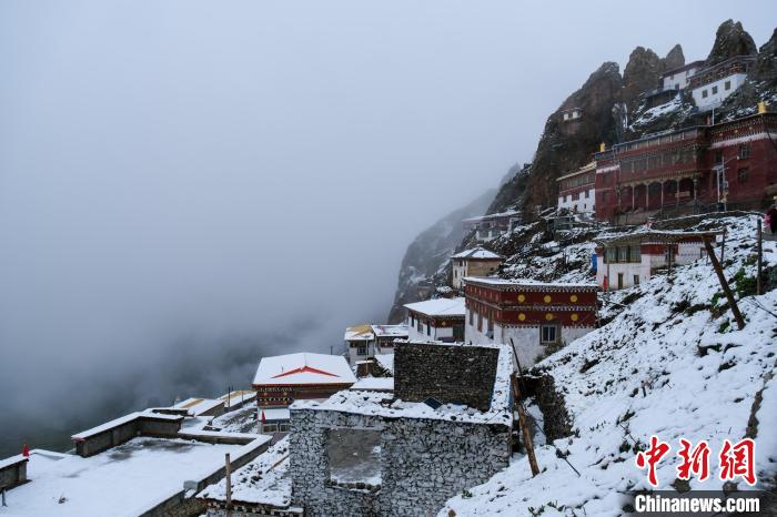 位于孜珠山頂?shù)乃聫R被云霧環(huán)繞，猶如仙境。　江飛波 攝