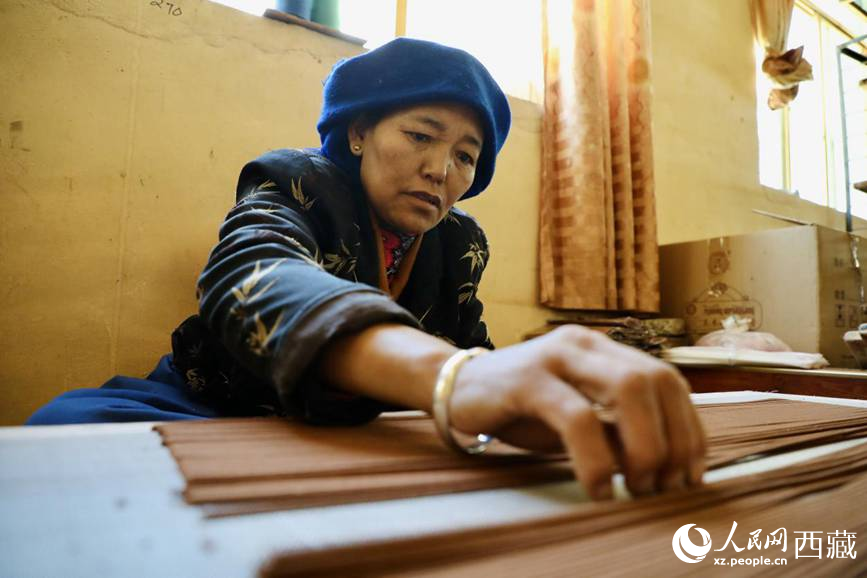 藏香廠的工人們堅持手工制作藏香。人民網(wǎng)記者 次仁羅布攝