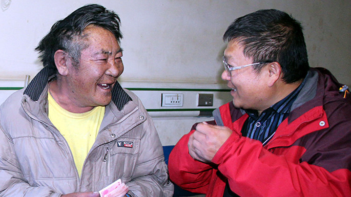 6、這是中國石化援藏干部王鵬雁（右）來到???結(jié)對子”幫扶對象的扎扎（左）家中，為他妻子英秋治病送去自掏腰包的??????需的治療費(fèi)（扎??2014??7??9日攝）_副本.jpg