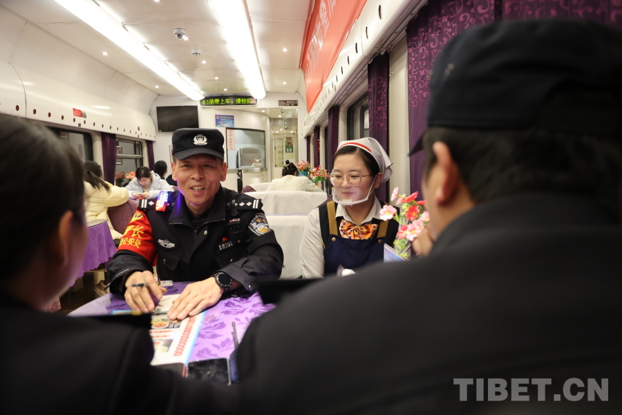 深夜巡視結(jié)束后，乘警長左紅彬與列車工作人員一起召開聯(lián)席會議。.JPG