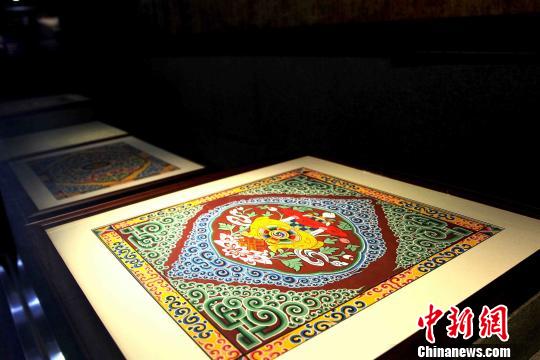 圖為藏式建筑傳統(tǒng)圖案?！?zhí)砀?攝