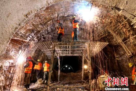 圖為施工人員正在進行隧道支護焊接作業(yè)?！￡悤?攝