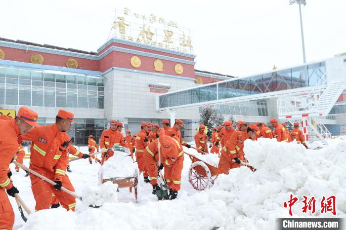 風(fēng)雪中奮戰(zhàn)150分鐘云南森林消防搶通高原機(jī)場