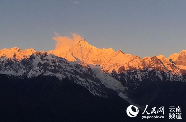 迪慶梅里雪山“日照金山”景觀。（供圖）