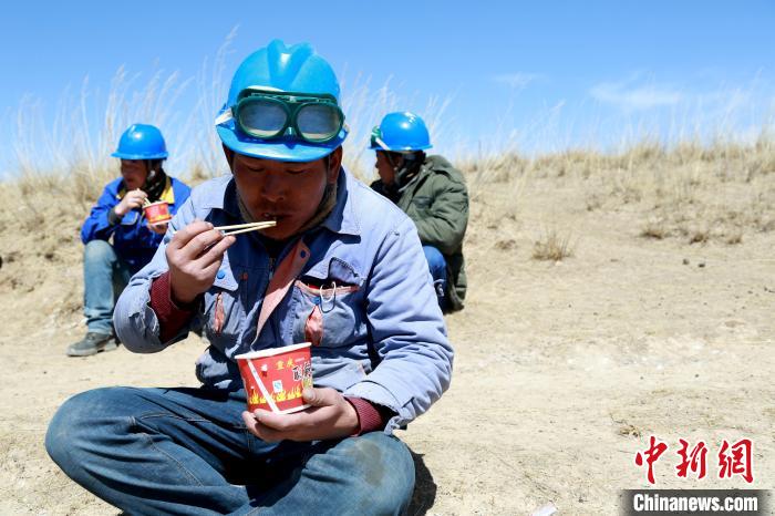 青海藏鄉(xiāng)脫貧致富見聞：“電通了，日子也富裕了”