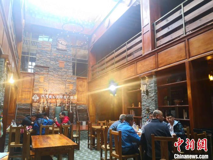 圖為扎尕那的藏式民宿酒店中，游客正在用餐?！∈缝o靜 攝