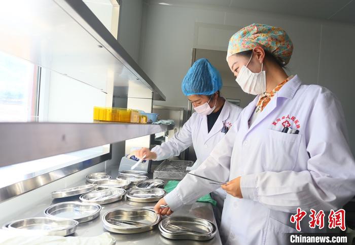 7月下旬，夏河縣人民醫(yī)院醫(yī)生進(jìn)行手術(shù)用具的消毒清潔?！「哒?攝