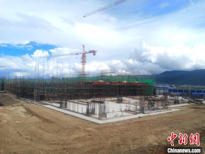 圖為香格里拉站實現(xiàn)封頂。中國鐵路昆明局集團供圖