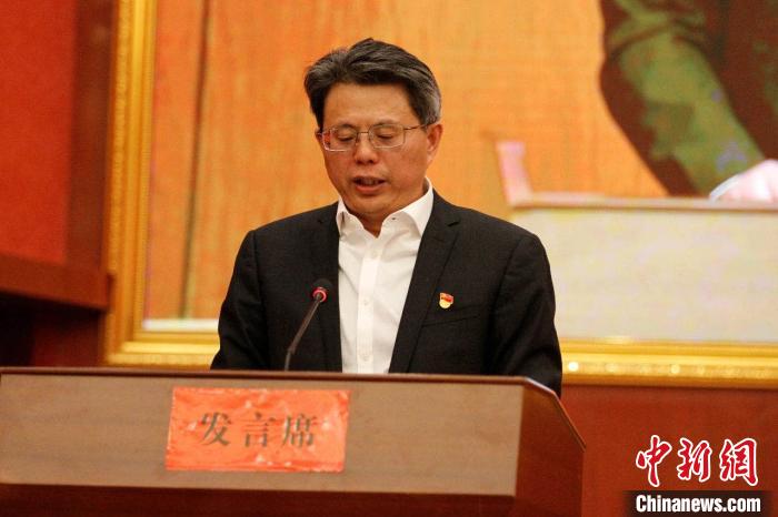 圖為果洛州委常委、副州長、上海市援青聯(lián)絡(luò)組組長馮志勇總結(jié)對口支援十年工作。　果洛州委宣傳部供圖 攝