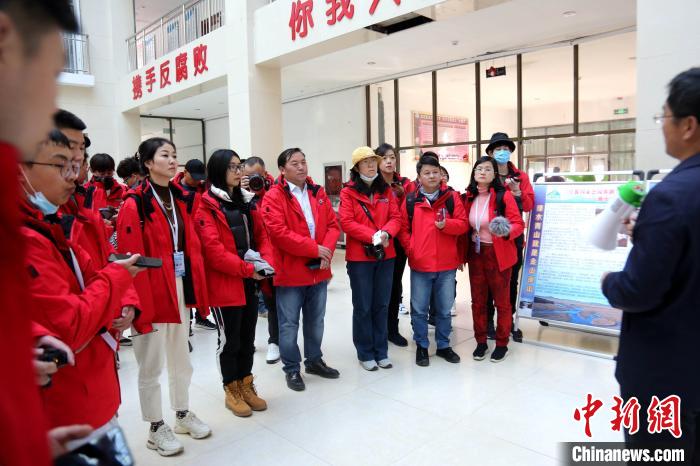 圖為中外媒體采訪三江源國(guó)家公園瀾滄江源園區(qū)生態(tài)保護(hù)成效?！?zhí)砀?攝