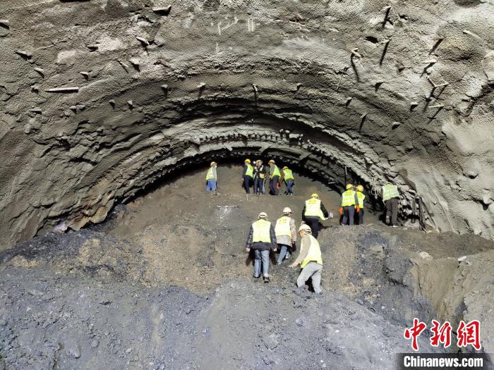 圖為久馬高速查針梁子隧道施工現(xiàn)場?！⊥貔i 攝