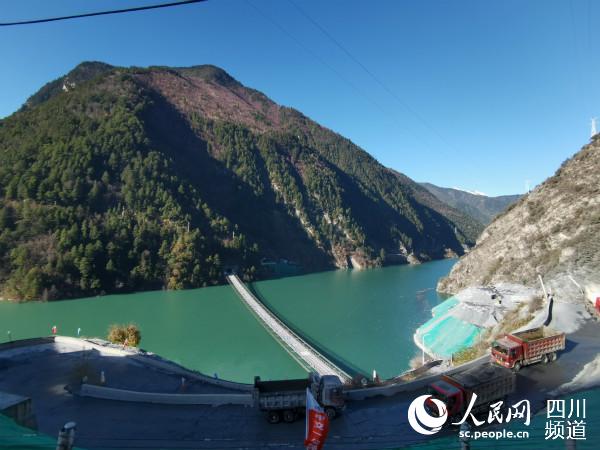 這條單跨353米索道橋，是全國最長的民用重載索道橋，技術(shù)要求高，施工難度極大。僅完成進(jìn)行便道、索道橋施工就用了一年時間。郭瑩 攝