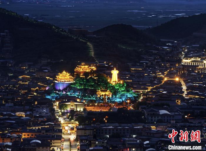 圖為滇藏茶馬古道重鎮(zhèn)獨(dú)克宗古城已成為知名旅游景點(diǎn)?！『蜁匝?攝