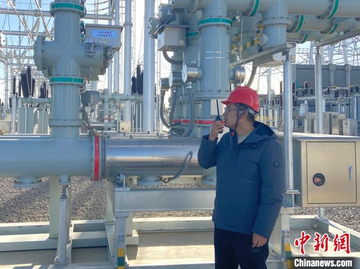 圖為國網(wǎng)青海檢修公司專業(yè)人員在沙柳變電站驗(yàn)收設(shè)備?！√岂?攝