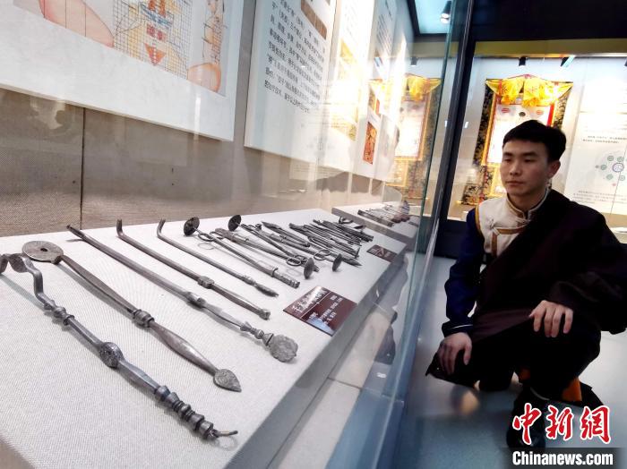 圖為陳展的藏醫(yī)手術(shù)器械?！?zhí)砀?攝