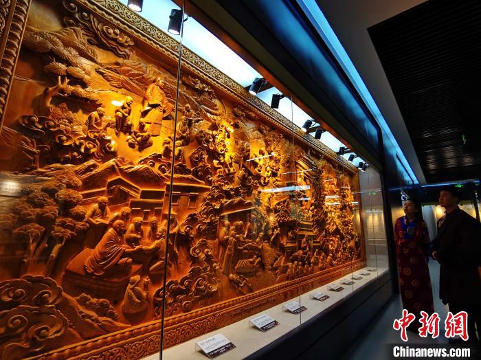 圖為青海大學(xué)民族醫(yī)學(xué)博物館陳展的歷代知名藏醫(yī)浮雕?！?zhí)砀?攝