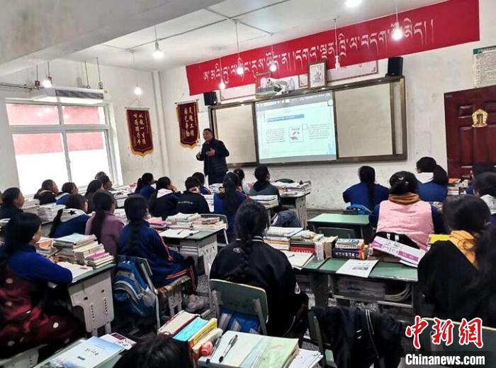 學(xué)生在免費輔導(dǎo)班上課?！∧岈敵?攝