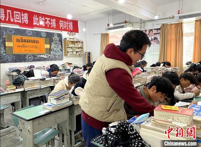 學(xué)生在免費輔導(dǎo)班上課?！∧岈敵?攝