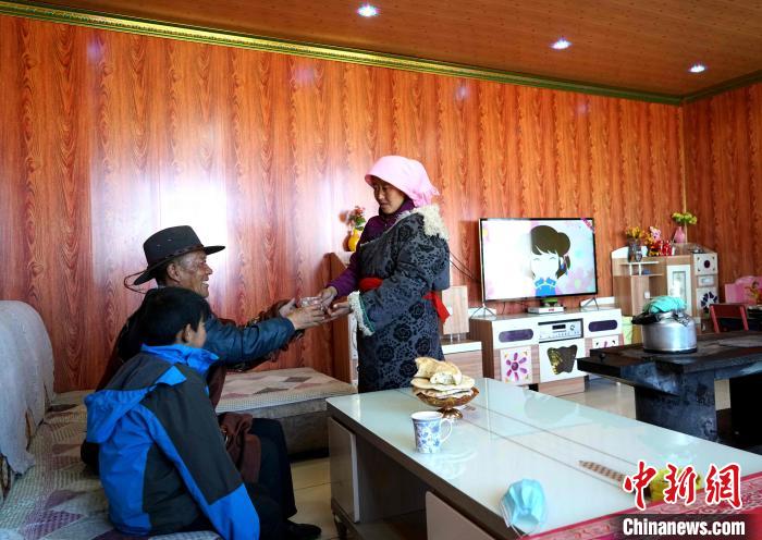 圖為易地搬遷后的哇保家?！〔彭検步?攝