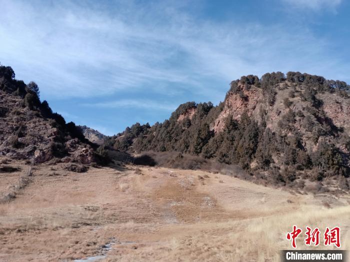 圖為坎布拉外圍地區(qū)的古火山口。孫揚益 供圖 孫揚益 供圖 攝