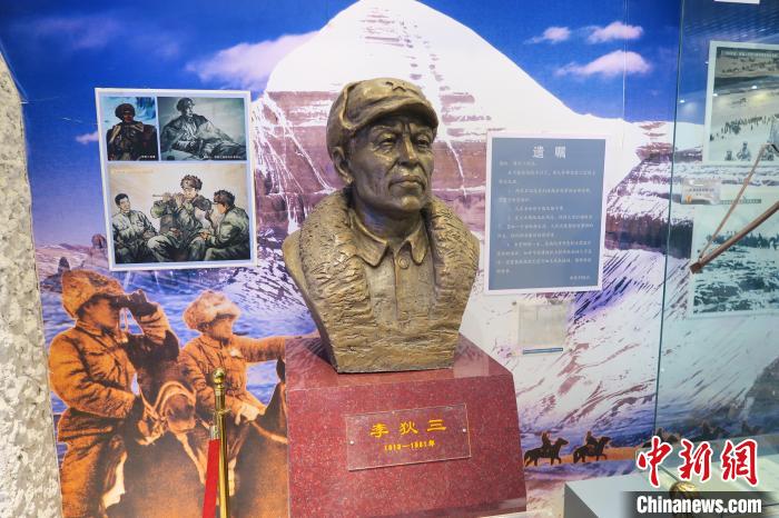 圖為南疆軍區(qū)某合成團(tuán)1連榮譽(yù)室，雕像是進(jìn)藏先遣英雄連總指揮李狄三。　楊程晨 攝