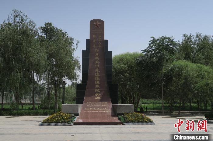圖為位于于田縣中心的中國人民解放軍獨(dú)立騎兵師先遣連進(jìn)藏紀(jì)念碑?！畛坛?攝