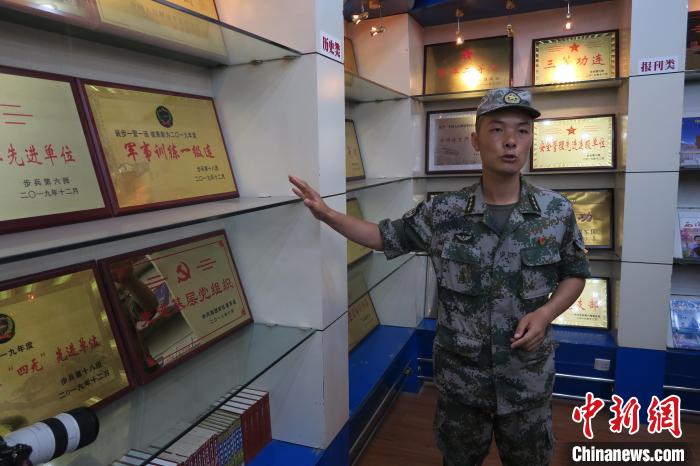 圖為南疆軍區(qū)某合成團(tuán)1連連長齊楠?！畛坛?攝