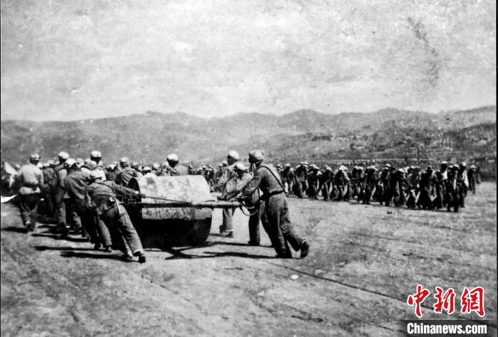 十八軍戰(zhàn)士修建機場跑道。(歷史圖片由十八軍后代張小康提供，劉炳科翻拍)