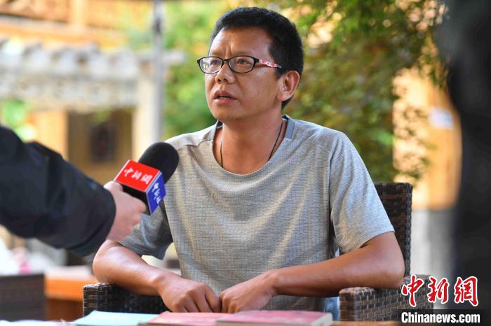 圖為和澗秋接受記者采訪?！⑷疥?yáng) 攝