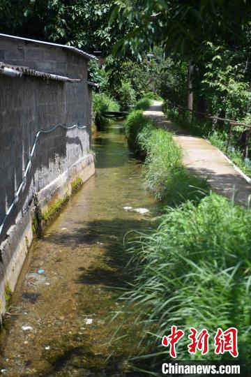 圖為至今仍在流淌的楚援溝。　劉冉陽(yáng) 攝