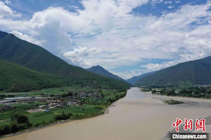 圖為航拍金江鎮(zhèn)，農(nóng)田里綠意盎然?！⑷疥?yáng) 攝