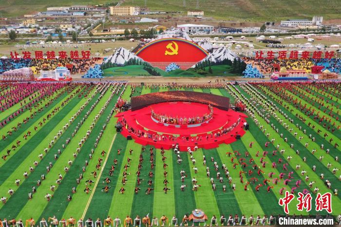 圖為玉樹藏族自治州成立70周年慶祝大會現(xiàn)場?！●R銘言 攝