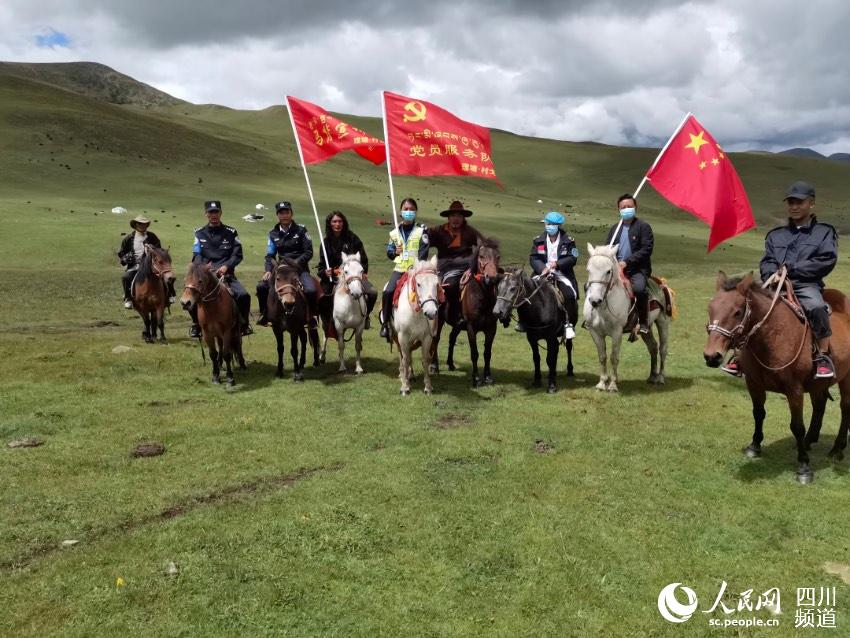 馬背宣講隊。巴登攝