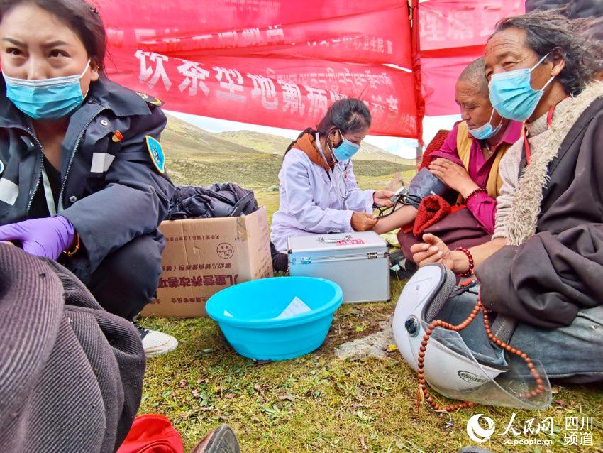 給牧民檢查身體。巴登攝
