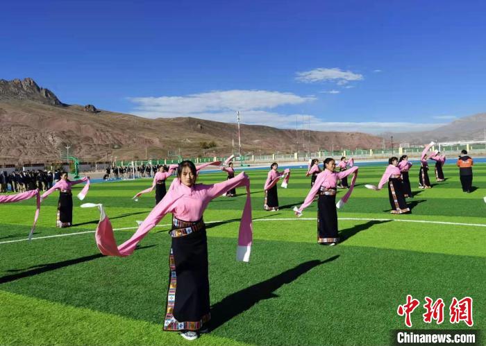 圖為青海師范大學(xué)附屬玉樹實(shí)驗(yàn)學(xué)校學(xué)生在綠茵場跳起囊謙古舞—卓根瑪?！“讋?攝