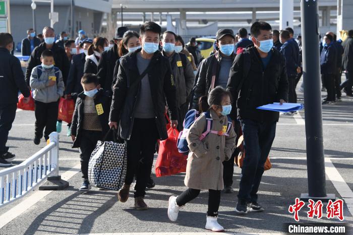 圖為搬遷民眾剛出火車站?！《P 攝