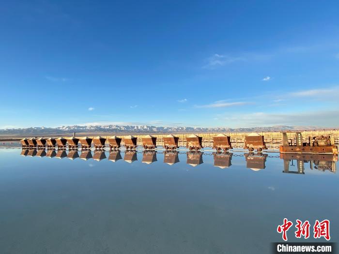 圖為小火車倒影在湖中，湖面如圖明鏡一般。　馬翔 攝