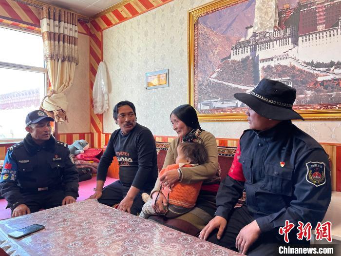 圖為派出所民警和義警入戶了解情況?！∑罾C娟 攝