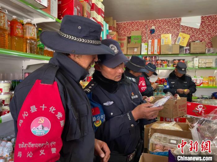 圖為派出所民警和義警對沿街店鋪檢查?！∑罾C娟 攝